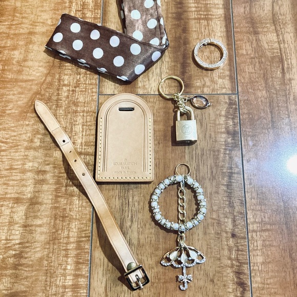 Louis Vuitton Tag and LOCK (201) “ Singing in the Rain” - Picture 7 of 15